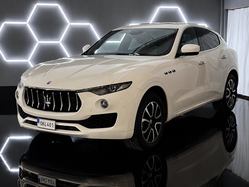 Maserati Levante Business Plus / Panorama / Luftfjädring / Sv såld
