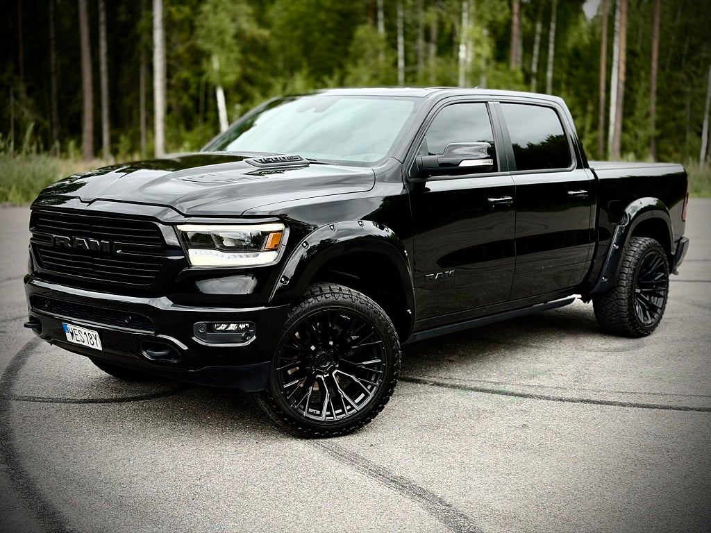 RAM 1500 Crew Cab V8 HEMI 4x4 NIGHT EDITION Luftfj PANO MOMS