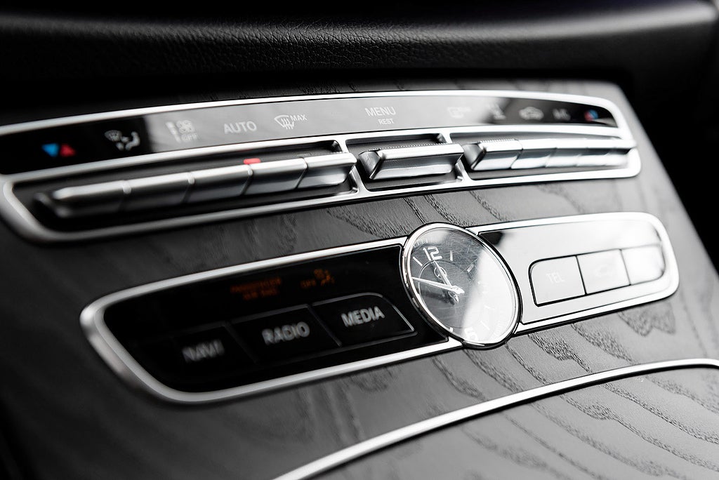 Mercedes-Benz E300 de 2019 - miniatyr 12