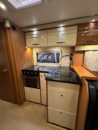 Husbil-integrerad LMC Grand Explorer I800 AUT 180HK 8 av 27