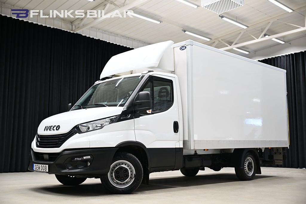 Iveco Daily 136HK Automat|Volymskåp|BgLyft|Sidodörr|Backkamera|Moms