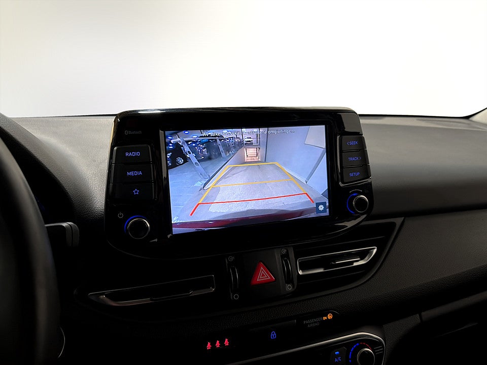 Bild på Hyundai i30 Essential 1.0 T-GDI Aut BACKSENSOR RATTVÄRME 120hk