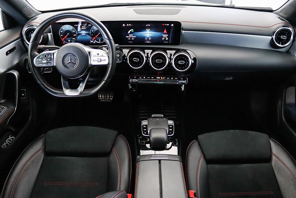 Mercedes-Benz CLA 180 Nyservad AMG Widescreen B-kamera Navi Alcantara