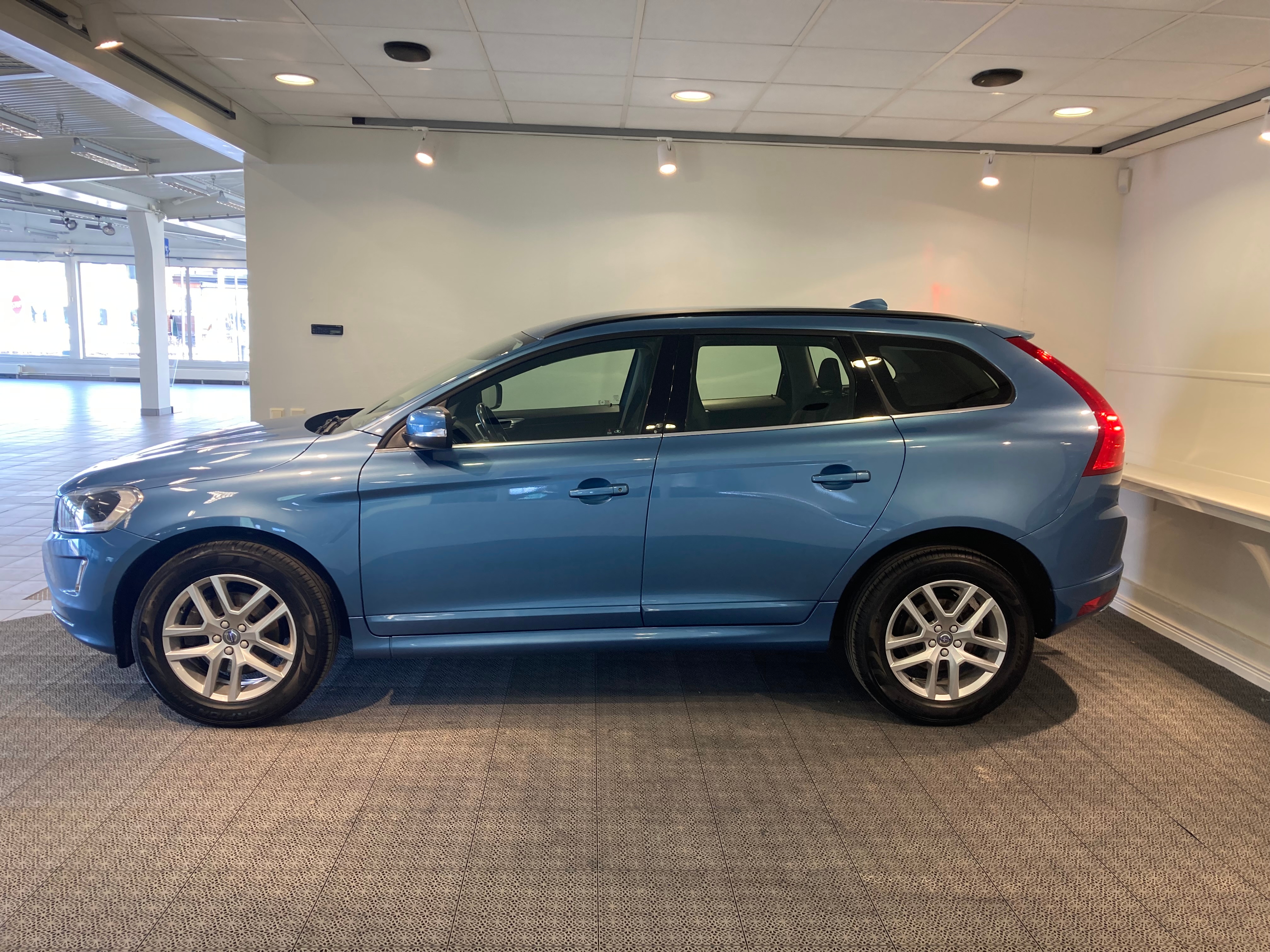 Volvo XC60 D4 AWD Classic Momentum DRAG, bild 2/17