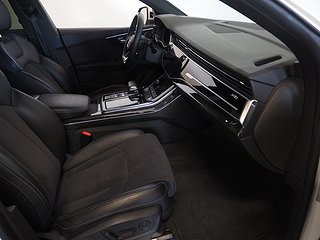 SUV Audi Q8 13 av 25