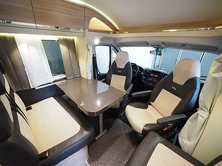 Husbil-halvintegrerad Adria Coral S 670 SLT 9 av 20