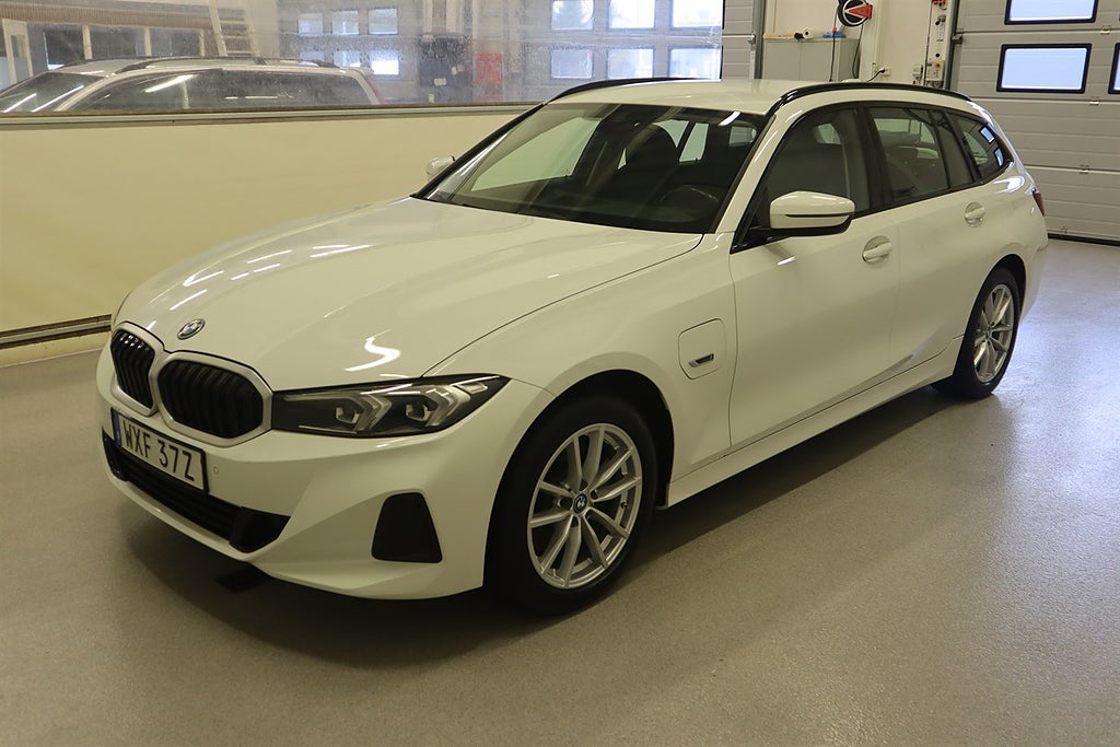 BMW 330e e xDrive Touring DRAG NAVI CARPLAY SPORTSTOLAR/HALVSKINN