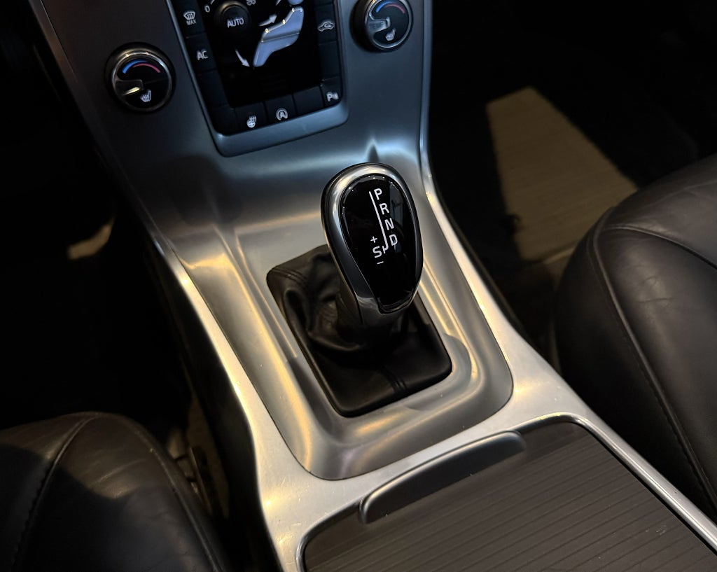 Volvo V70 D2 Geartronic MOMENTUM DRAGKROK FULLSERVAD RATTVÄRME