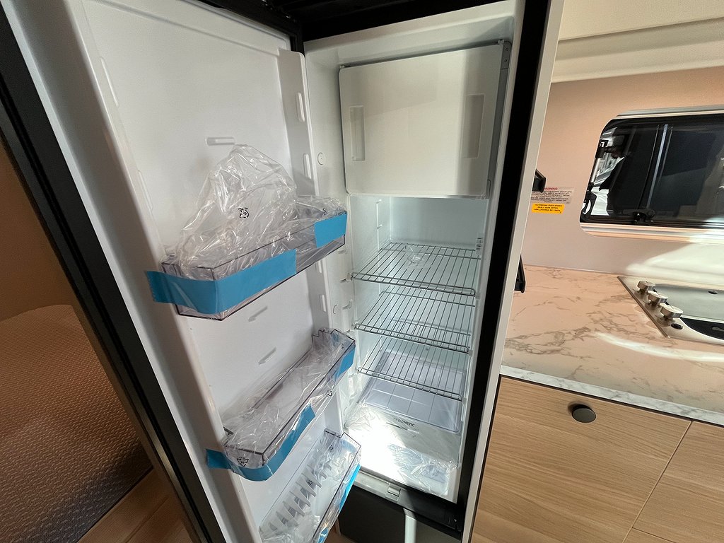 Adria Adora 613 UT /ALDE / Queens-bed på tvären / Badrum bak - Adria