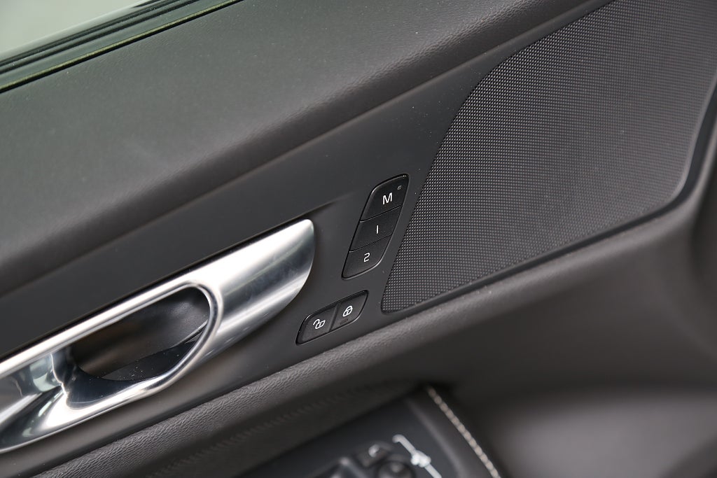 Volvo V60 Recharge T6 AWD 340hk R-Design |Navi|Kamera|Voc| 2022