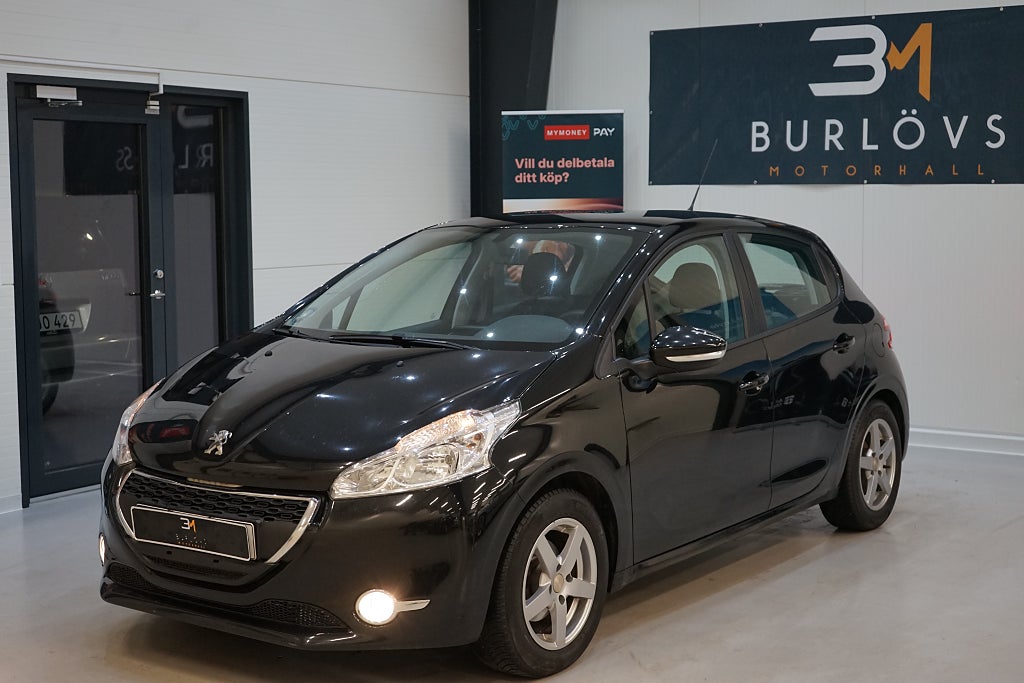 Peugeot 208 5-dörrar 1.2 VTi ** Endast 12k mil ** års skatt 360kr *