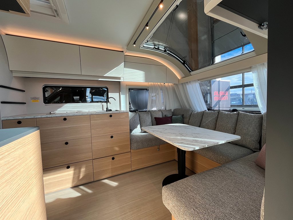 Adria Adora 613 UT /ALDE / Queens-bed på tvären / Badrum bak - Adria