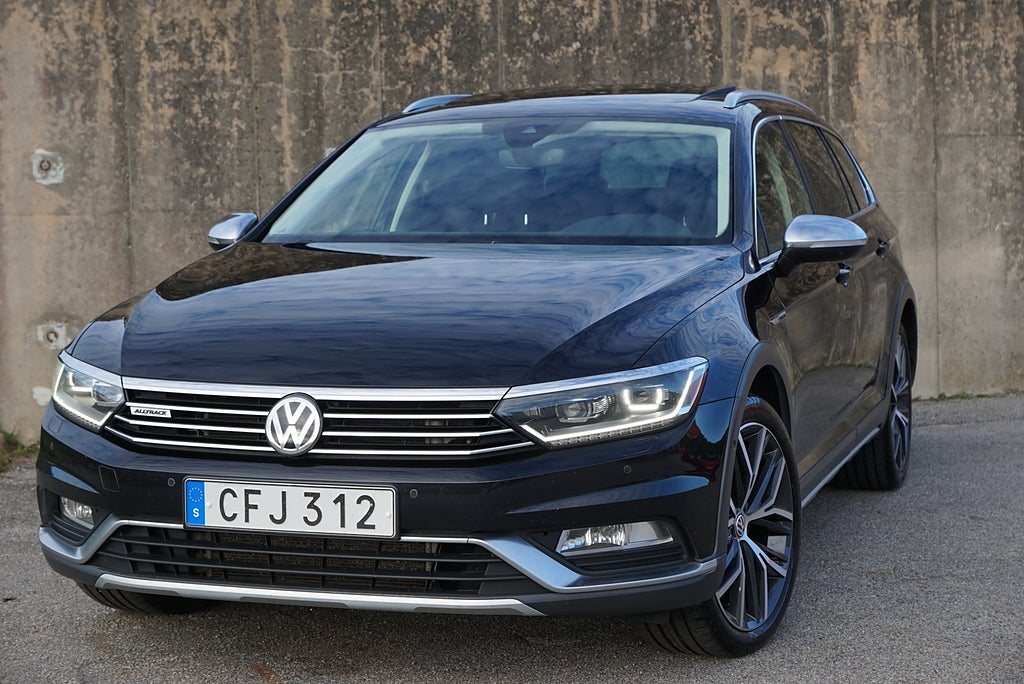 Volkswagen Passat Alltrack 2.0 TDI 240hk 4Motion Pano Massage Värmare Drag