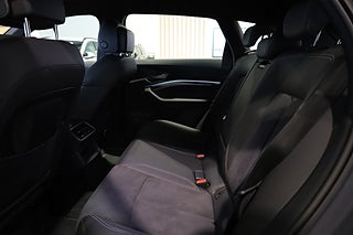 SUV Audi q8-e-tron 16 av 31