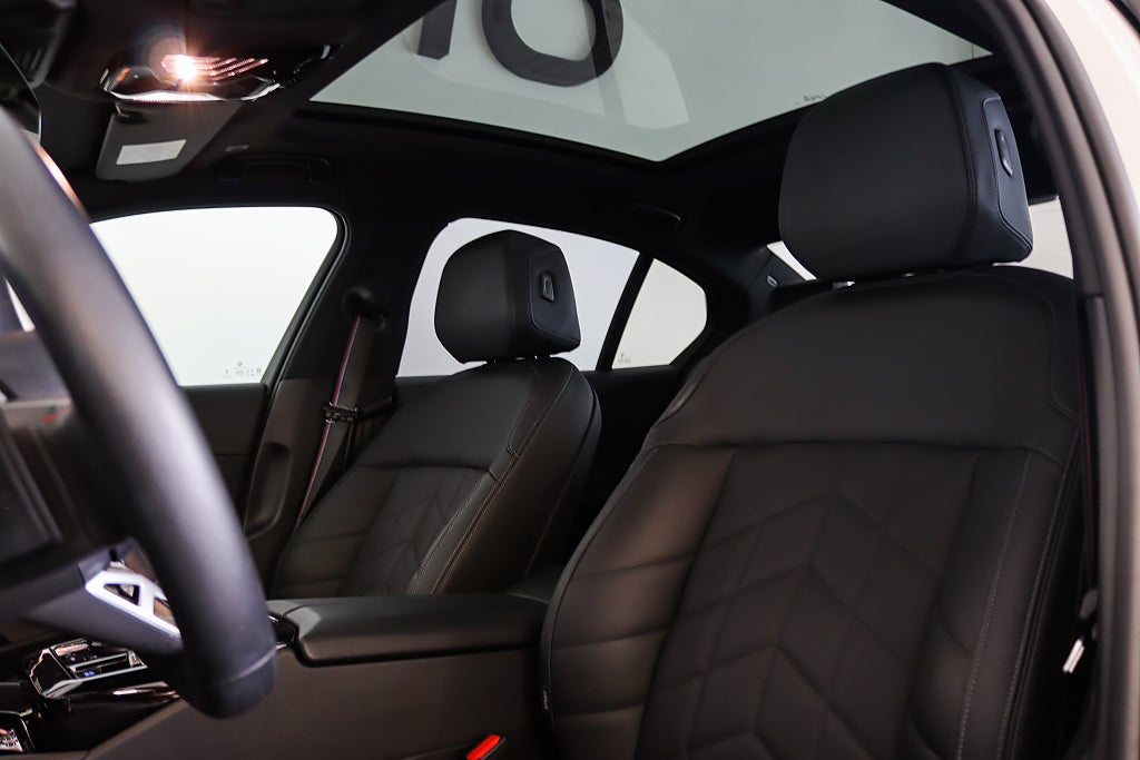 BMW i5 M60 xDrive Sedan MOMS M-Sport Kolfiber B&W Pano 360°
