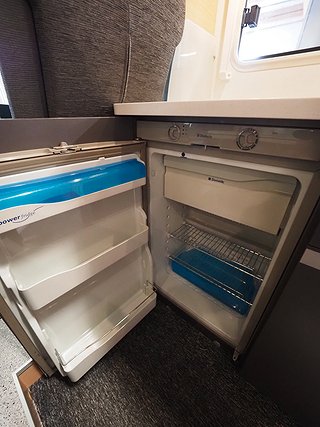 Husbil-halvintegrerad Knaus Van TI 550 13 av 19