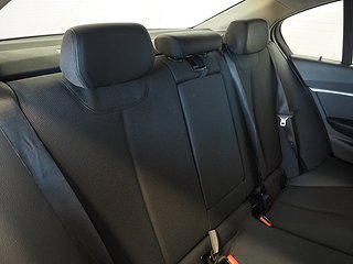 Sedan BMW 330e 13 av 22