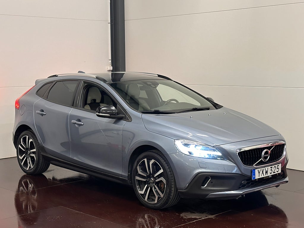 Volvo V40 Cross Country D3 MOMENTUM PLUS VOC PANO B-KAM NAVI DRAG LÄDER NY KREM