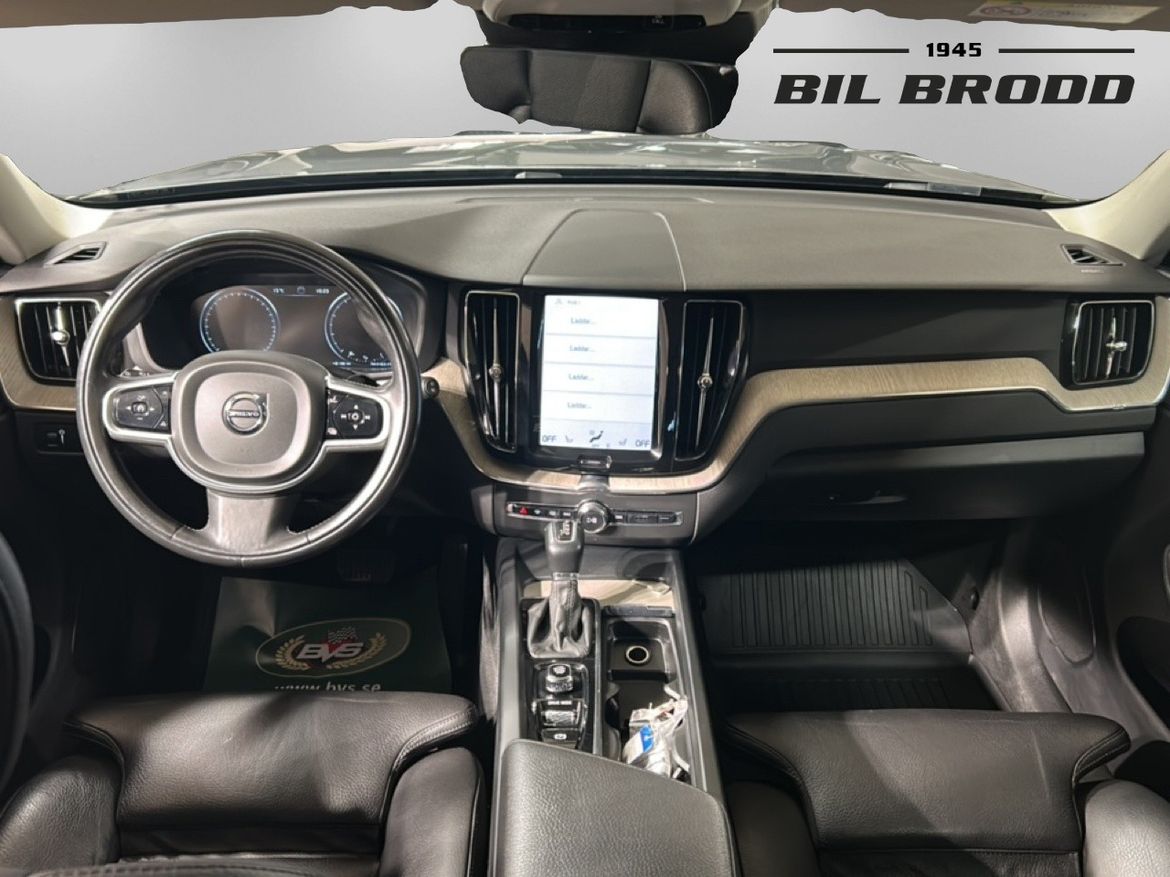 Volvo XC60 2018, photo 7/47