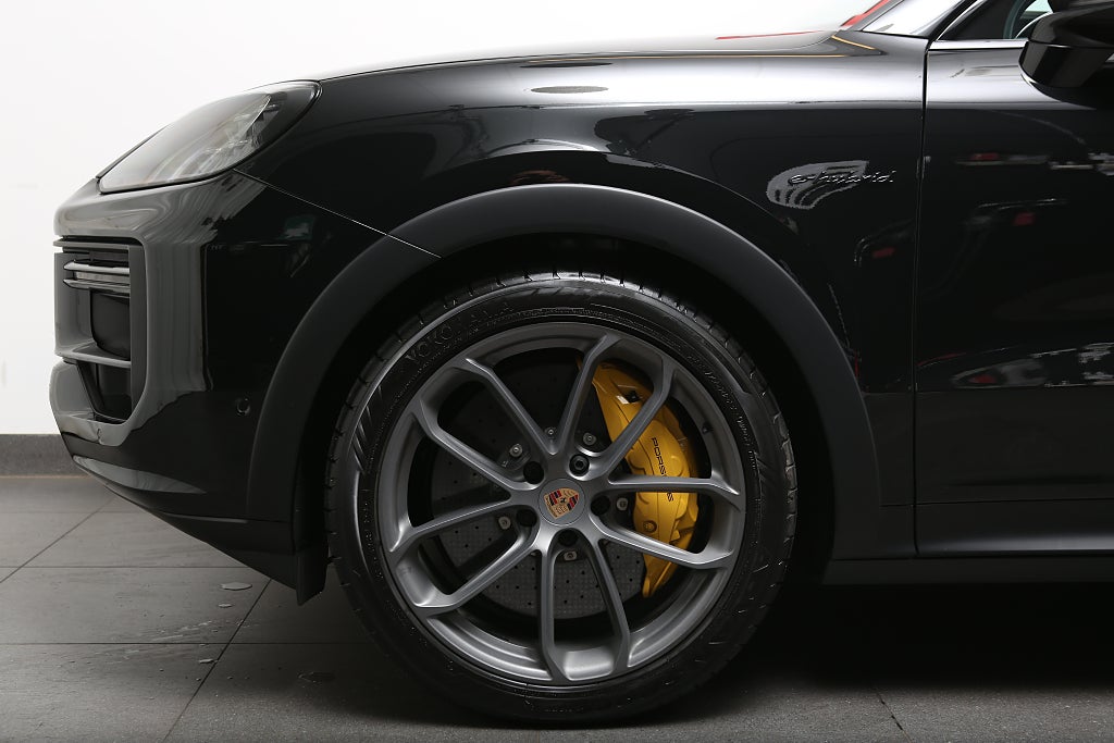 Porsche Cayenne Turbo E-Hybrid 739hk Coupé GT-Pack PCCB 2025