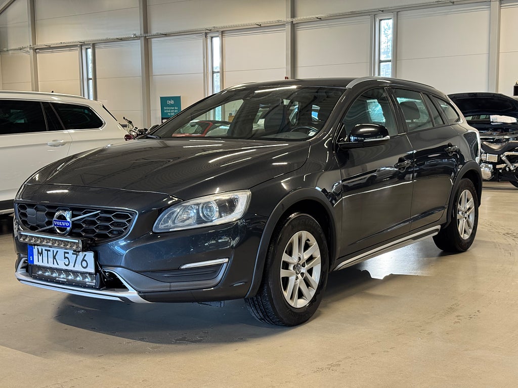 Volvo V60 Cross Country D4 AWD AUT DRAG LEDRAMP VÄRMARE FULLSERVAD SE INFO