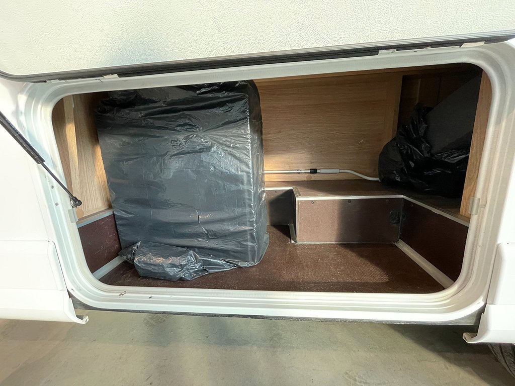 Knaus Sky TI 700 MEB /Hyd-stöd/AC bodel/Solcell/Badrum bak - Knaus