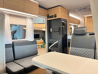 Husbil-halvintegrerad Adria CORAL 670 SLT PLUS 11 av 28