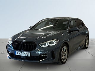 BMW 118I M Sport Mvärme Rattvärme Ambient light S&V-däck – bild 16