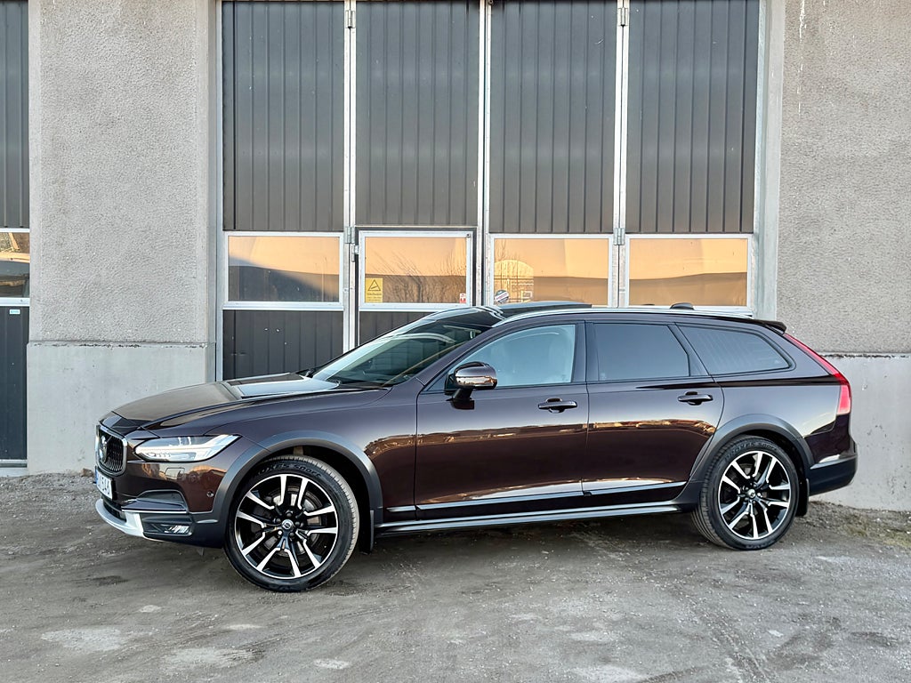 Volvo V90 Cross Country D5 AWD  Inscription Pro B&W Pano Drag Se spec 
