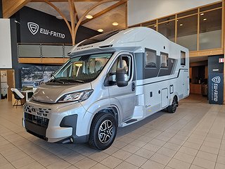 Husbil-halvintegrerad Adria CORAL 670 DL