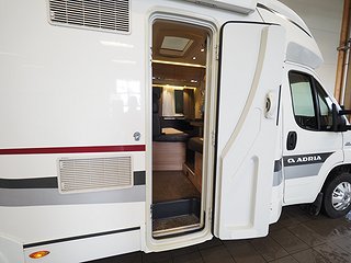 Husbil-halvintegrerad Adria Coral S 670 SLT 6 av 20