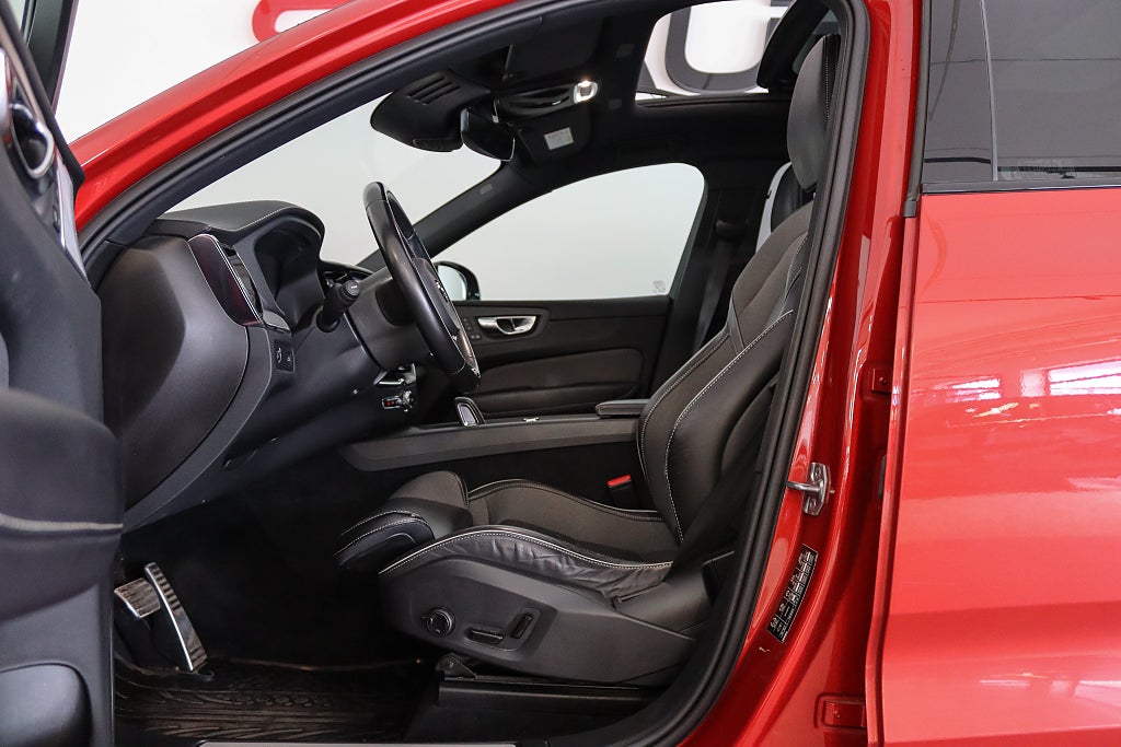 Volvo XC60 B5 AWD R-Design Pano B&W B-kamera HuD Drag