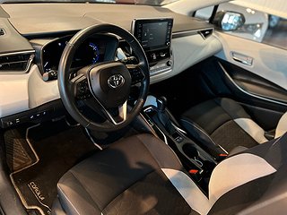 Toyota Corolla Hybrid e-CVT 184hk Kamera/Värmare/Navi/S&V