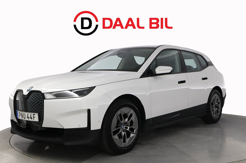 BMW iX XDRIVE40 326HK 76,6kWh DRAGKROK VÄRMARE NAVI B-KAM MOMS