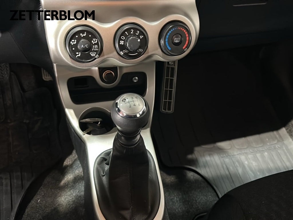 SUV Toyota Urban Cruiser 14 av 16