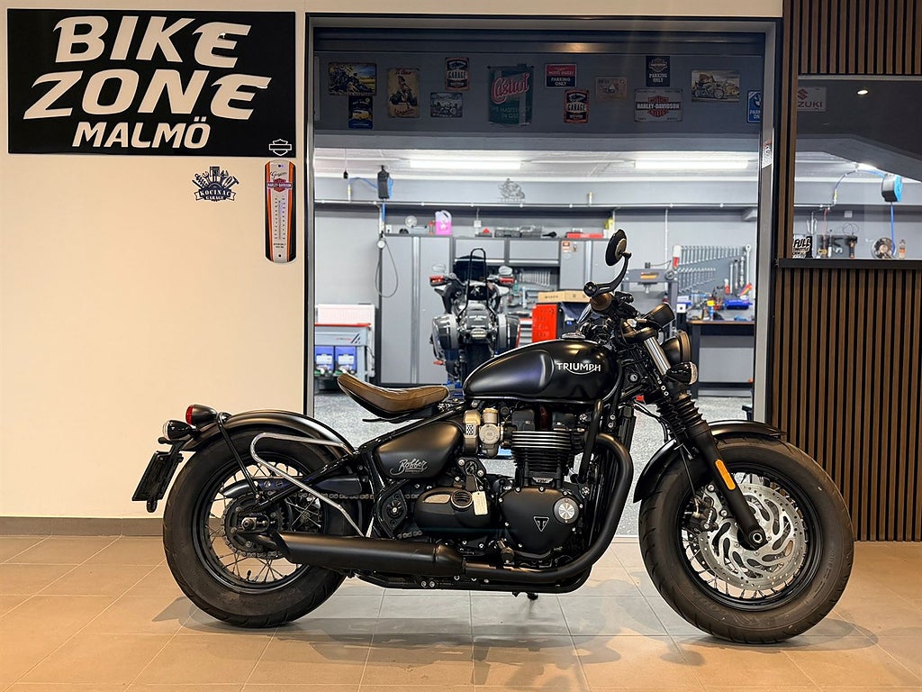 Triumph Bonneville Bobber Black