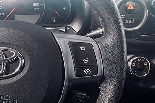 Halvkombi Toyota Yaris 18 av 39