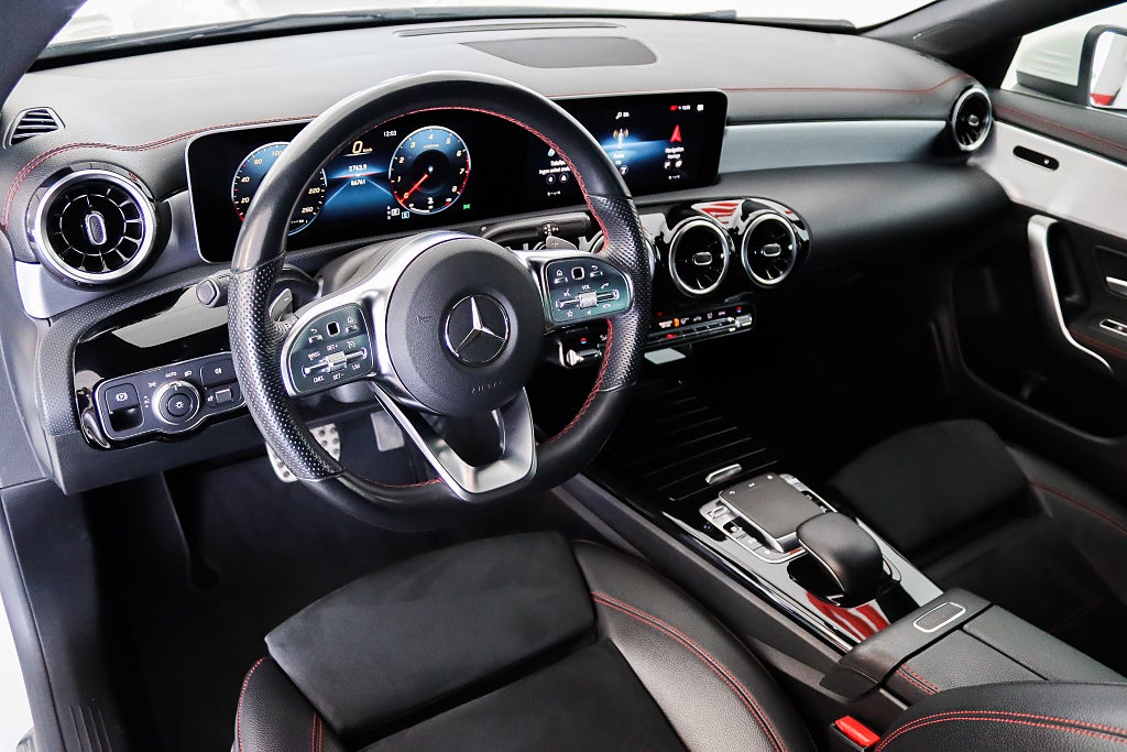 Mercedes-Benz CLA 180 Nyservad AMG Widescreen B-kamera Navi Alcantara