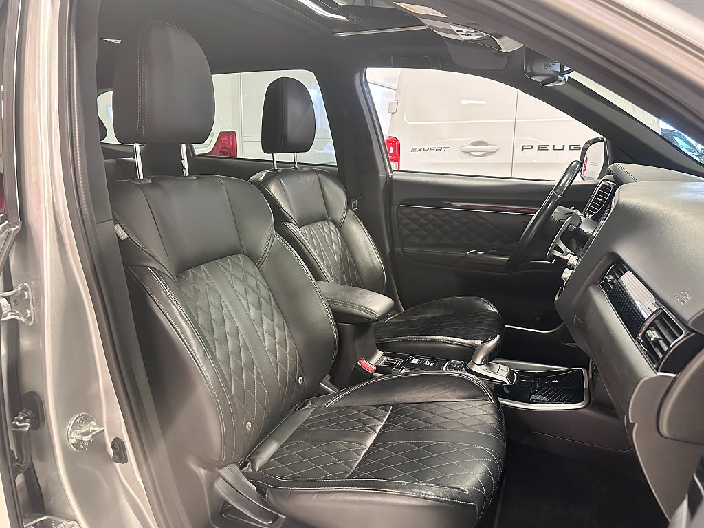 Mitsubishi Outlander CVT 224hk S-Edition Plug-In Hybrid AWD Taklucka Dragkro thumbnail