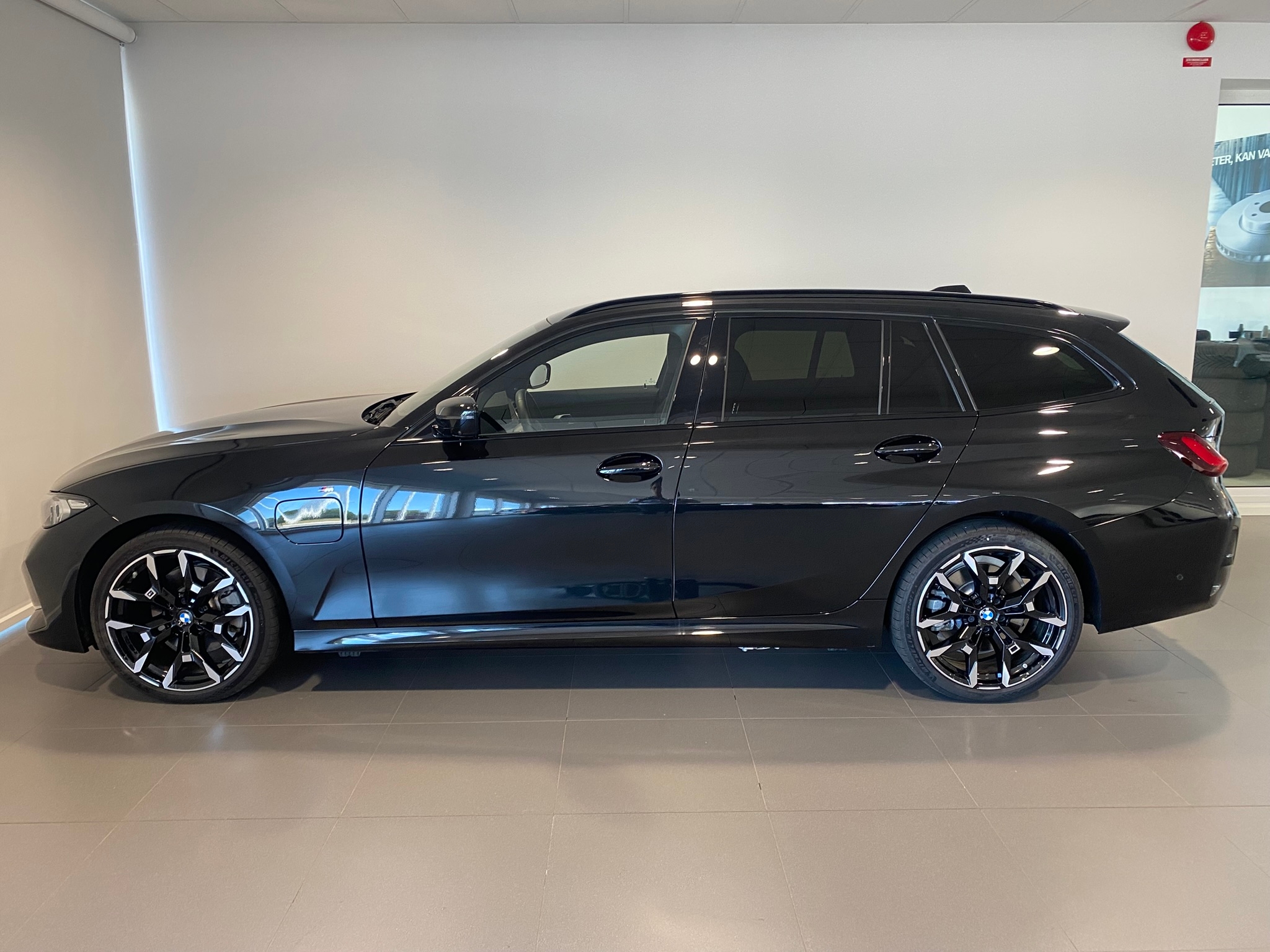 BMW 330 2026, bild 2/39