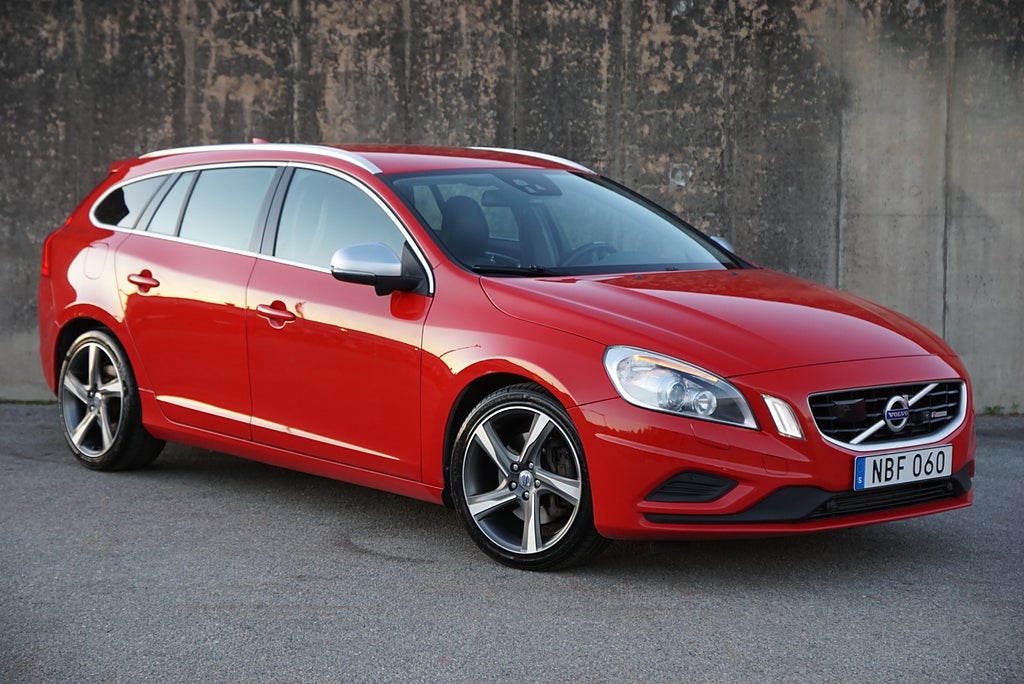 Volvo V60 D5 215hk R-Design|Drag|B-Kamera|Adaptiv-Fart|Värmare|