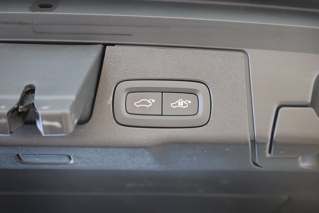 Volvo XC60 Recharge T6 AWD Geartronic Core Edition Drag Navi Moms
