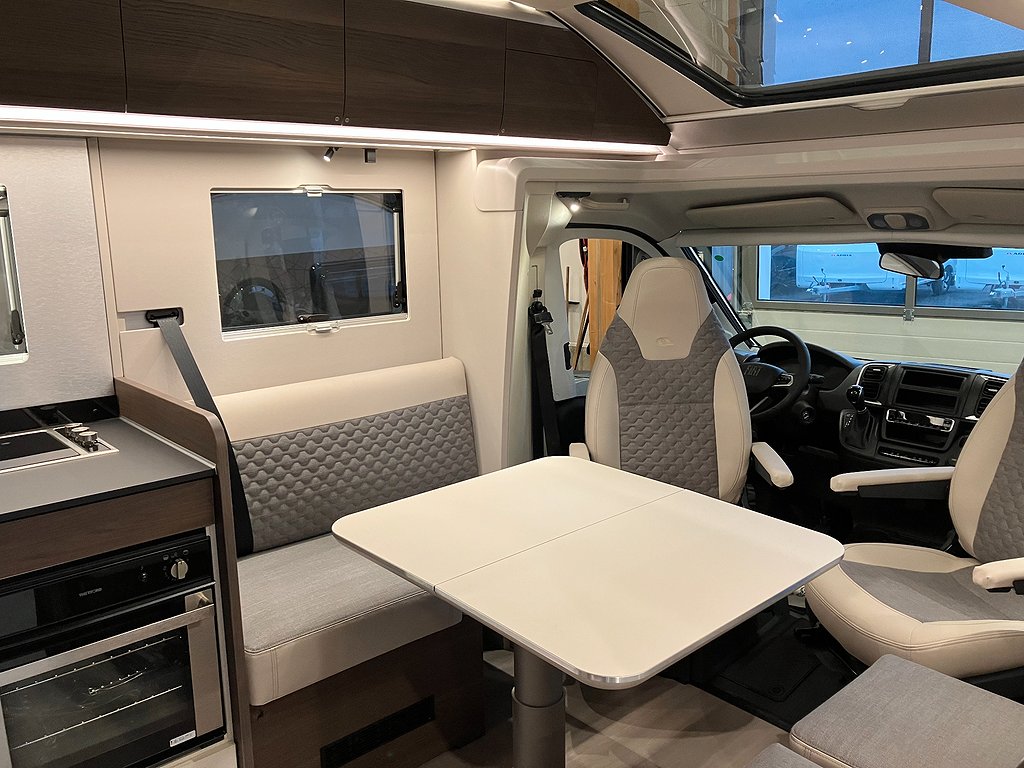 Adria Coral 670 DL Supreme / Långbäddar / Automat / 180hk / - Adria