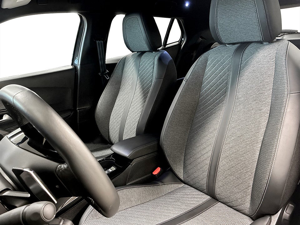 Bild på Peugeot 2008 Allure 1.2 PT 130hk B-KAMERA CARPLAY