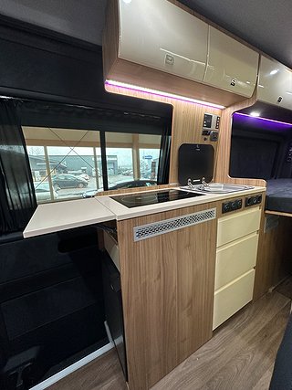 Husbil-halvintegrerad Volkswagen Crafter 177HK AUT AWD 6 av 18