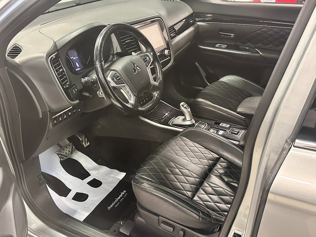 Mitsubishi Outlander CVT 224hk S-Edition Plug-In Hybrid AWD Taklucka Dragkro thumbnail