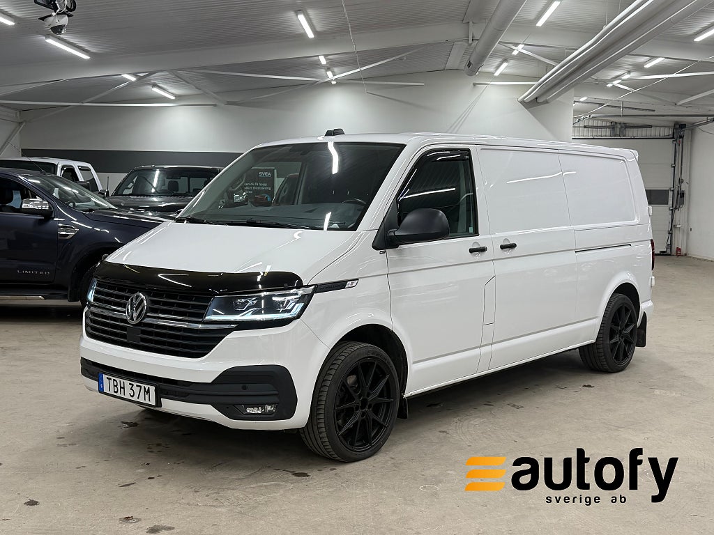 Volkswagen Transporter T28 2.0 TDI SCR 2xDÖRR L2/LÅNG LED MOMS 19'' 1-ÄGARE EU6