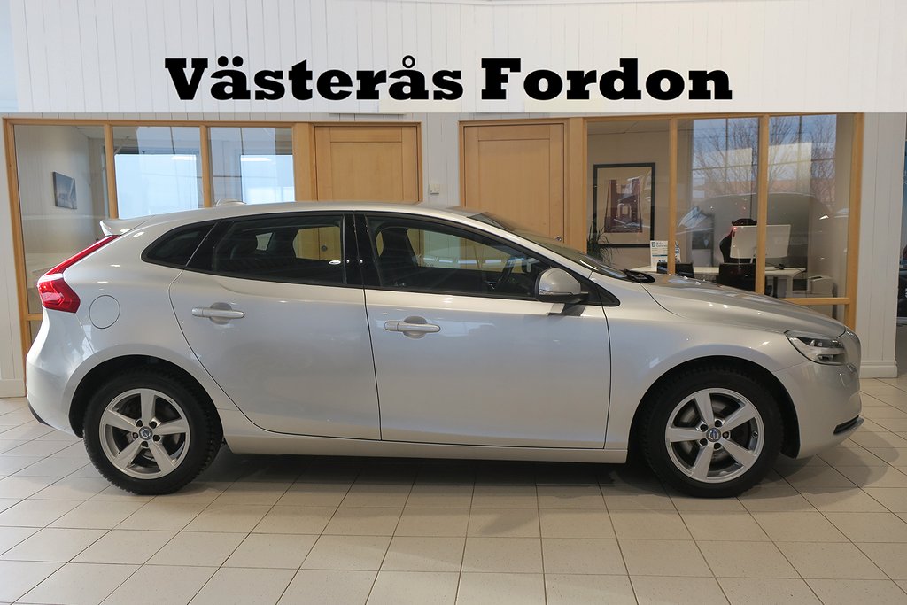 Volvo V40 D3 150hk Momentum VOC D-Värmare P-Sensorer LED