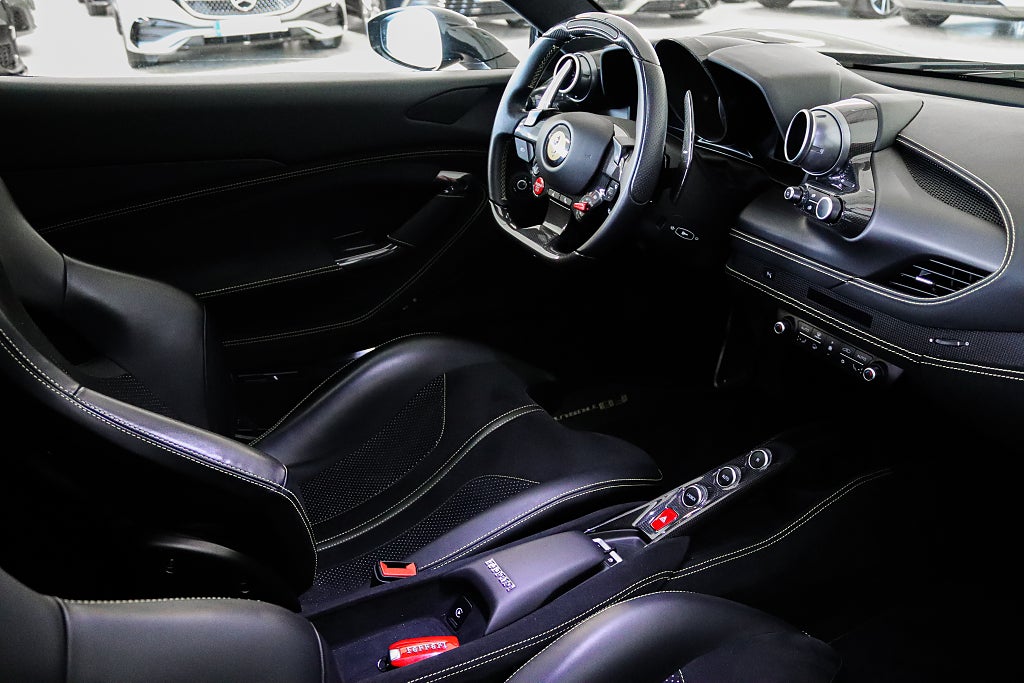 Ferrari F8 Tributo 3.9 V8 720 hk Kolfiber JBL Svensksåld