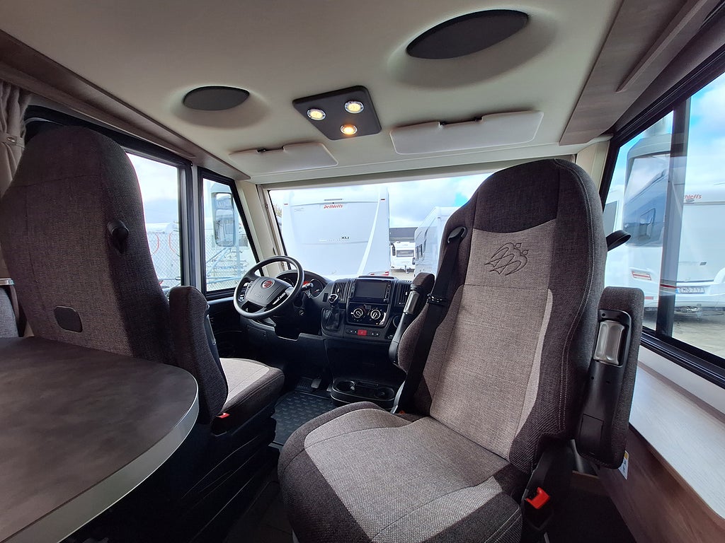 Knaus Live I 700 MEG Långbädd, Automat, Solcell, AC, Dragkrok